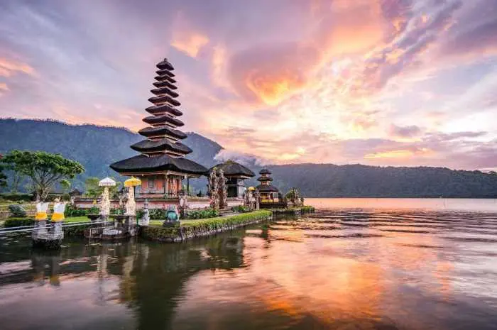 7 Popular and Worldwide Tourist Attractions in Indonesia